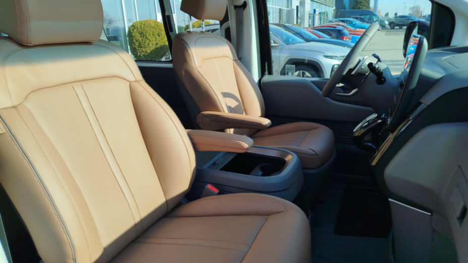 HYUNDAI Staria Staria 1.6 T-GDI HEV Luxury aut
