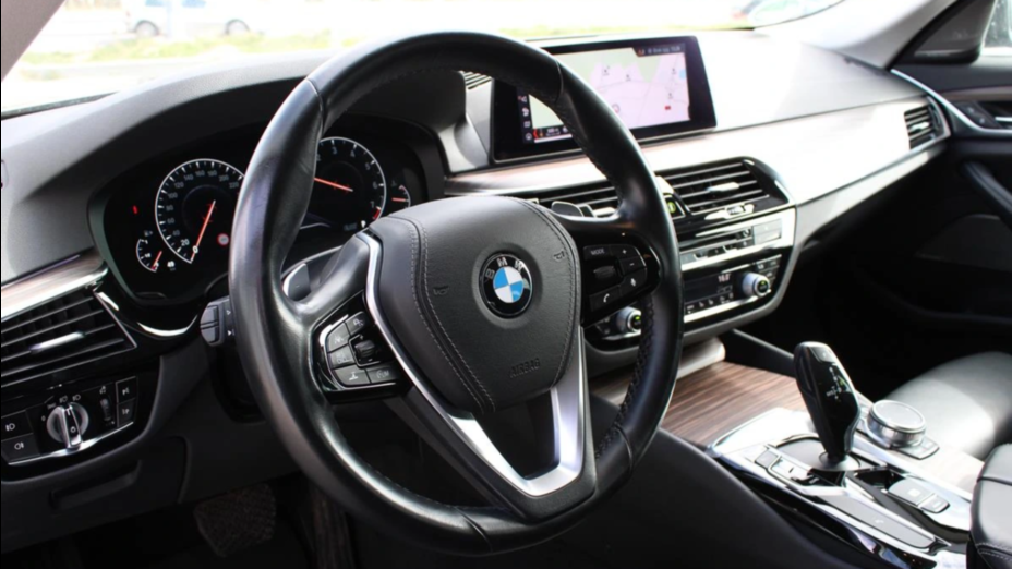 BMW Seria 5 530i xDrive Sport Line sport-aut