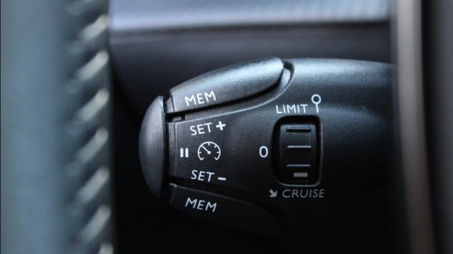 PEUGEOT 2008 2008 1.2 PureTech Allure S&S EAT8