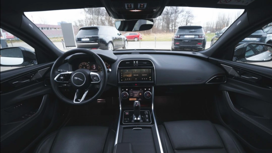 JAGUAR XE XE 2.0 D200 mHEV R-Dynamic SE aut
