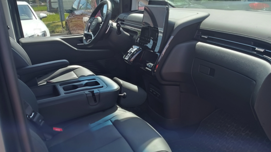 HYUNDAI Staria Staria 1.6 T-GDI HEV Smart VIP aut