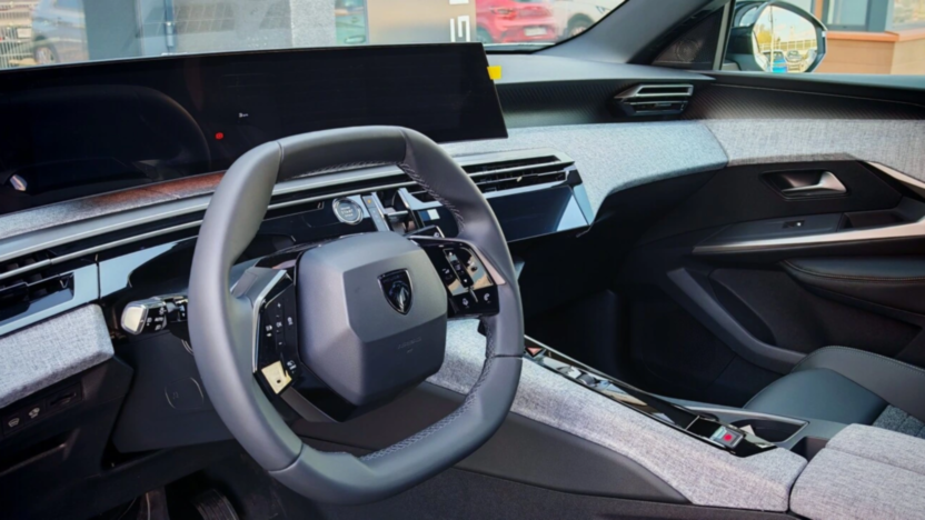 PEUGEOT 3008 e-3008 73kWh Allure Nowy