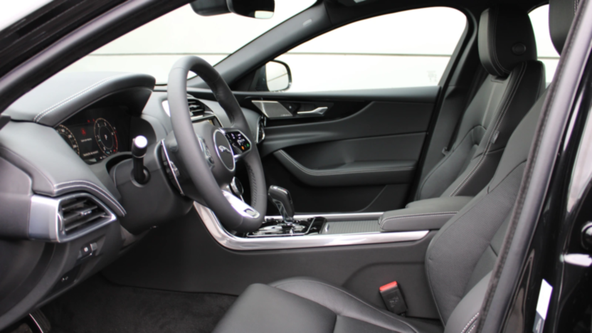 JAGUAR XE XE 2.0 D200 mHEV R-Dynamic SE aut Nowy