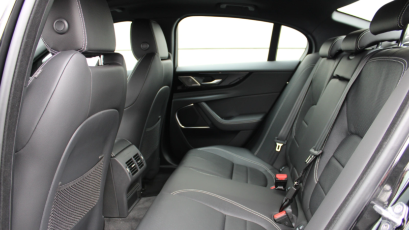 JAGUAR XE XE 2.0 D200 mHEV R-Dynamic SE aut Nowy