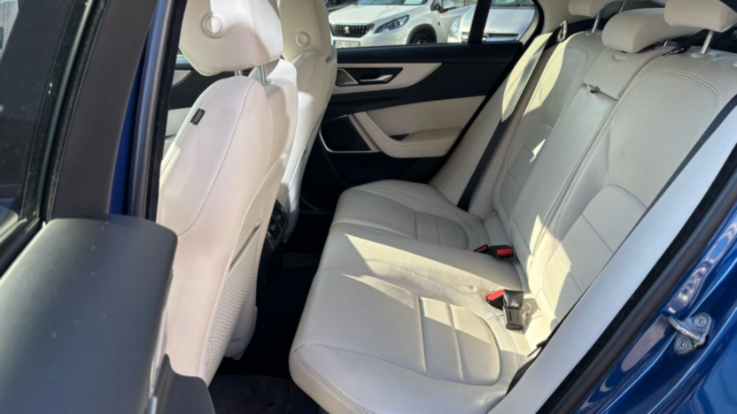 JAGUAR XE XE 2.0 P250 R-Dynamic Black aut
