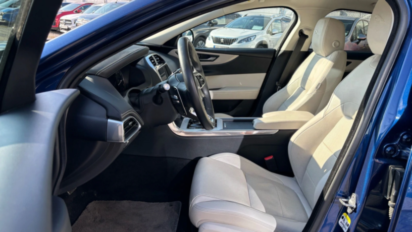 JAGUAR XE XE 2.0 P250 R-Dynamic Black aut