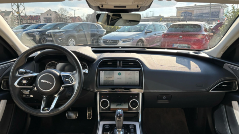 JAGUAR XE XE 2.0 P250 R-Dynamic Black aut