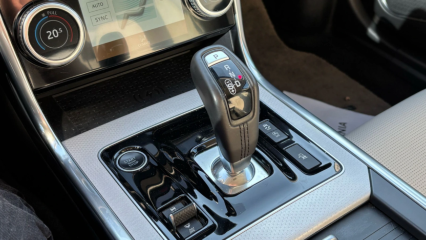 JAGUAR XE XE 2.0 P250 R-Dynamic Black aut