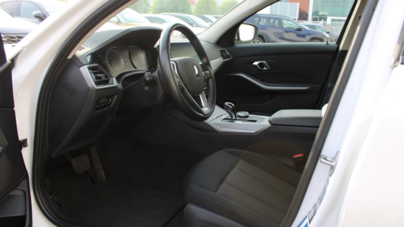 BMW Seria 3 318i Advantage aut