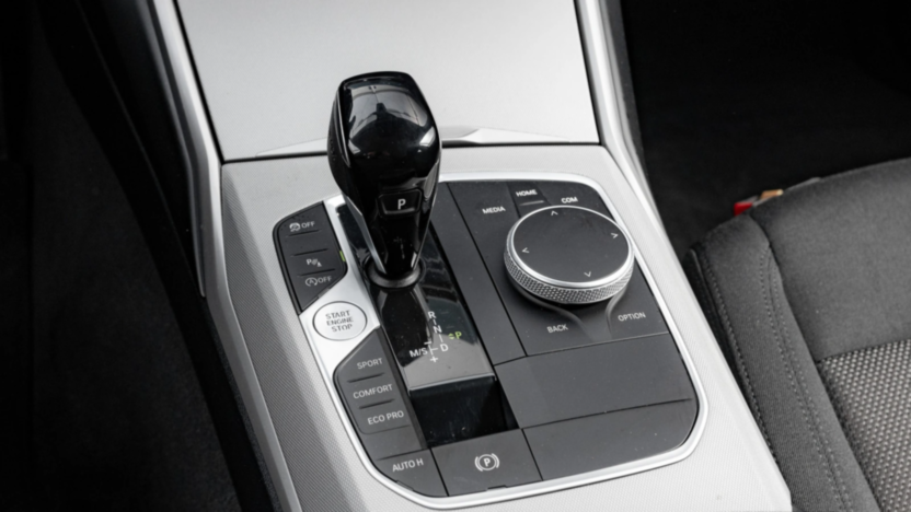 BMW Seria 3 318i Advantage aut