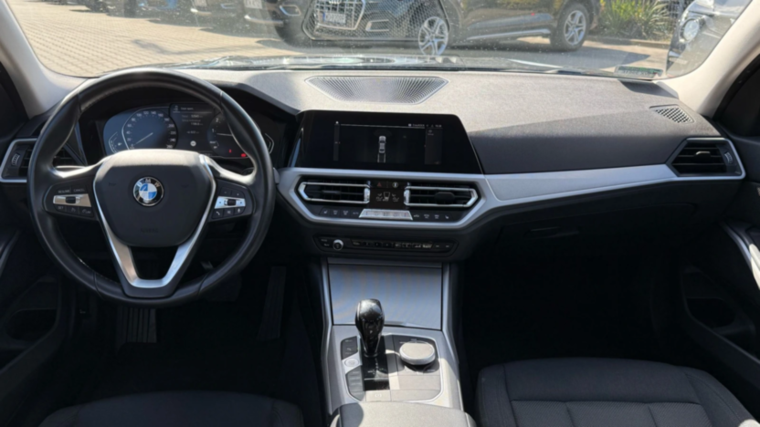 BMW Seria 3 318i Advantage aut