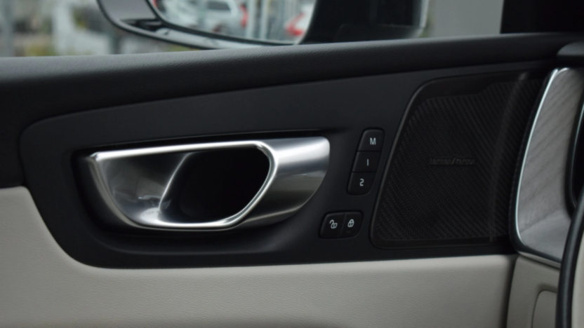 VOLVO XC60 XC60 T6 Plug-In Hybrid AWD Plus Dark aut