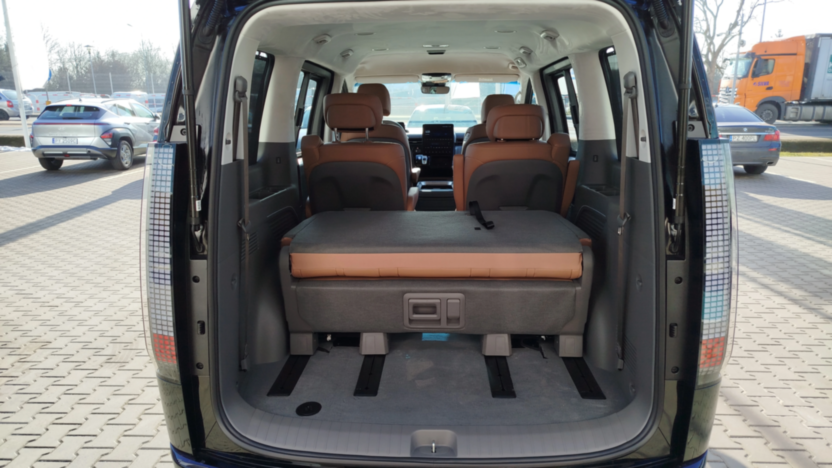 HYUNDAI Staria Staria 1.6 T-GDI HEV Luxury aut
