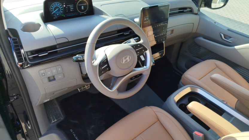 HYUNDAI Staria Staria 1.6 T-GDI HEV Luxury aut