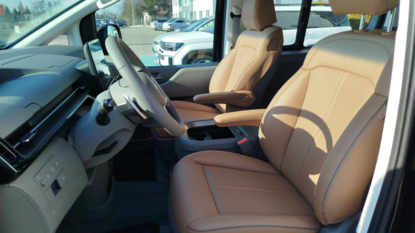 HYUNDAI Staria Staria 1.6 T-GDI HEV Luxury aut