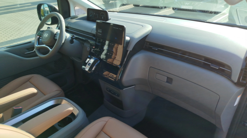 HYUNDAI Staria Staria 1.6 T-GDI HEV Luxury aut