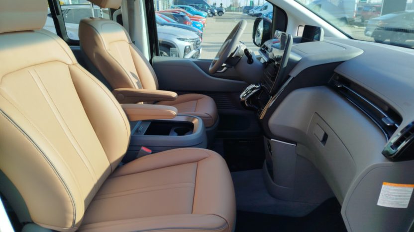 HYUNDAI Staria Staria 1.6 T-GDI HEV Luxury aut