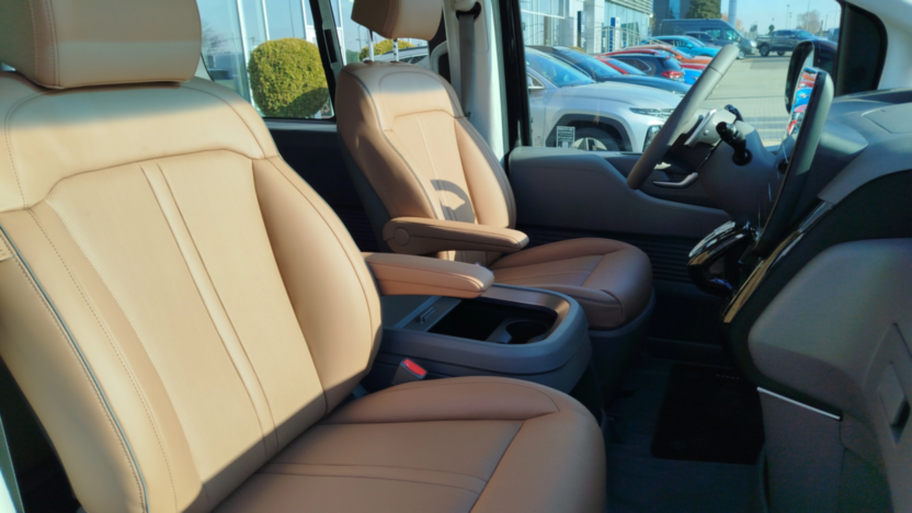 HYUNDAI Staria Staria 1.6 T-GDI HEV Luxury aut