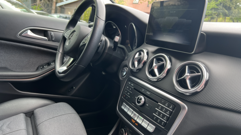 MERCEDES-BENZ GLA GLA 200 7G-DCT Style