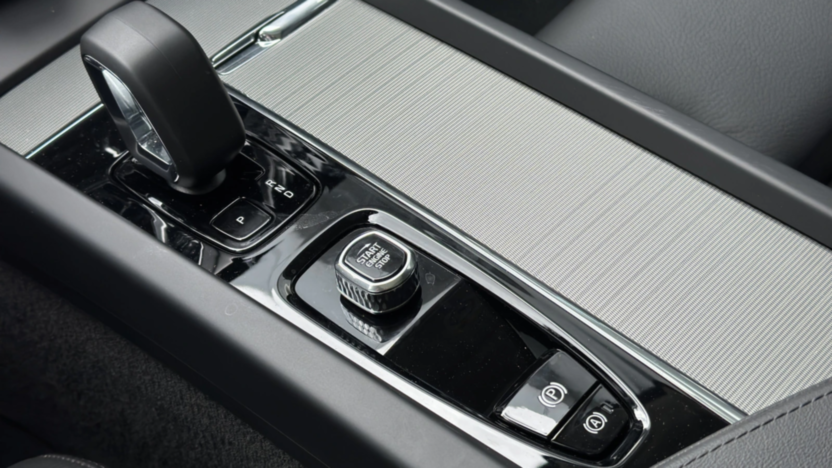 VOLVO XC60 XC60 T6 Plug-In Hybrid AWD Plus Dark aut