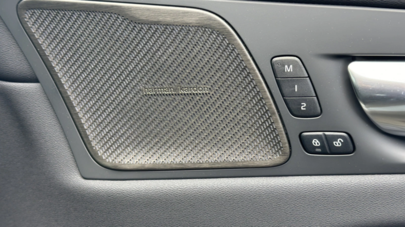 VOLVO XC60 XC60 T6 Plug-In Hybrid AWD Plus Dark aut