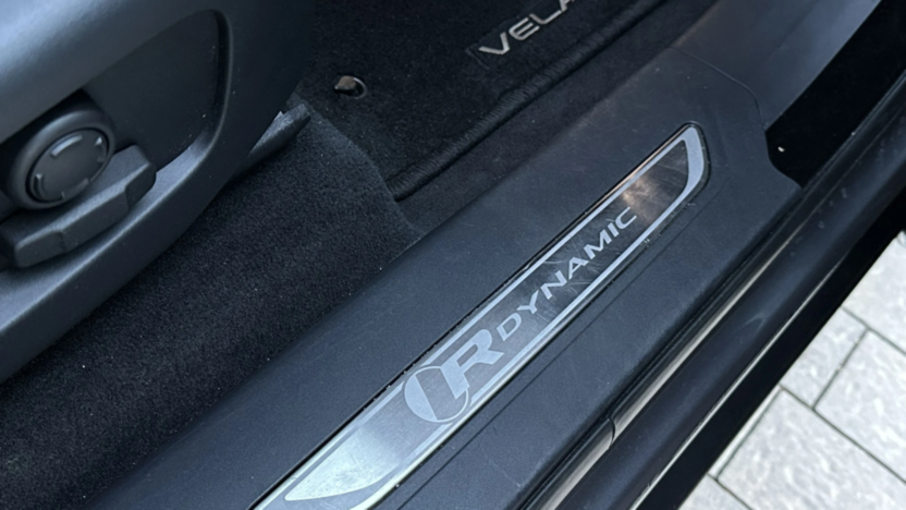 LAND ROVER Range Rover Velar Velar 2.0 TD4 R-Dynamic S