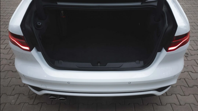 JAGUAR XE XE 2.0 D200 mHEV R-Dynamic SE aut