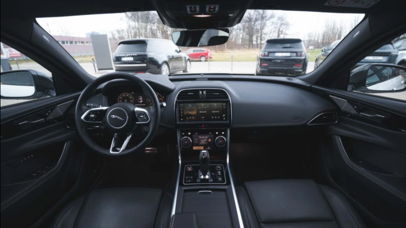 JAGUAR XE XE 2.0 D200 mHEV R-Dynamic SE aut