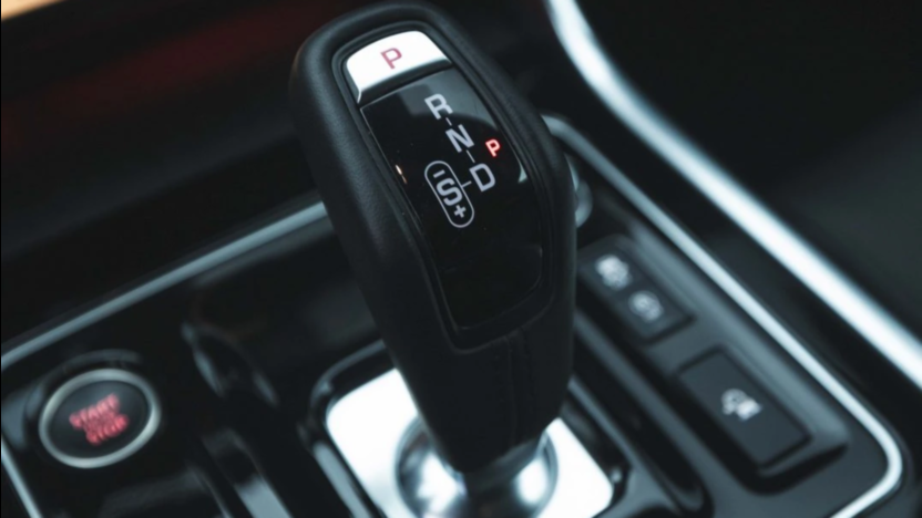 JAGUAR XE XE 2.0 D200 mHEV R-Dynamic SE aut