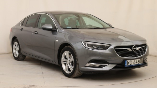 szary opel insignia