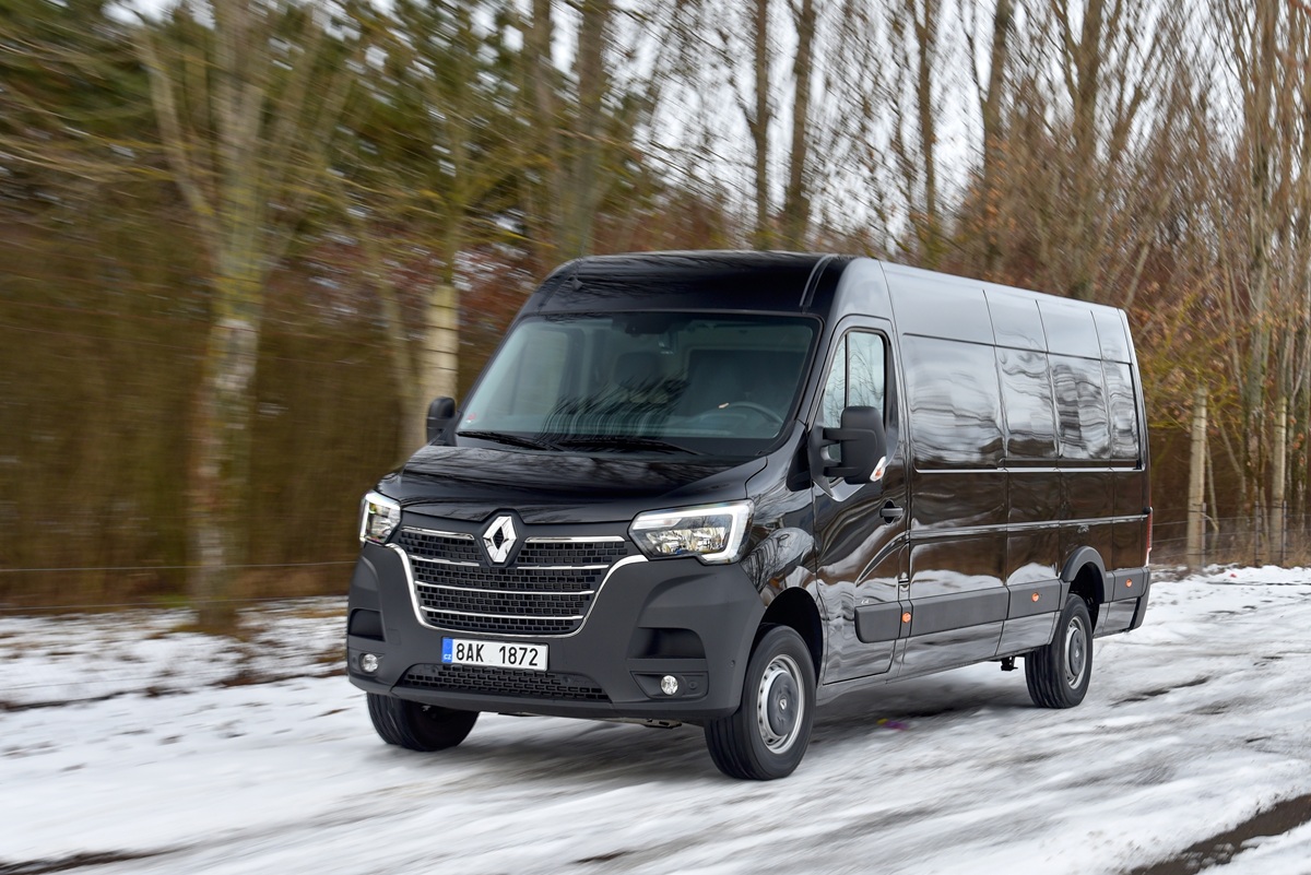Renault Master III (używany) vs Master IV (nowy) – czy warto dopłacić 30 tys. zł do nowej generacji?